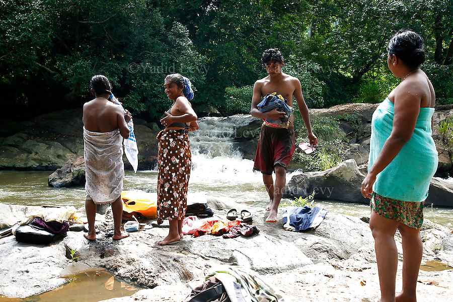 Epiphany reccomend sri lankan aunty bathing